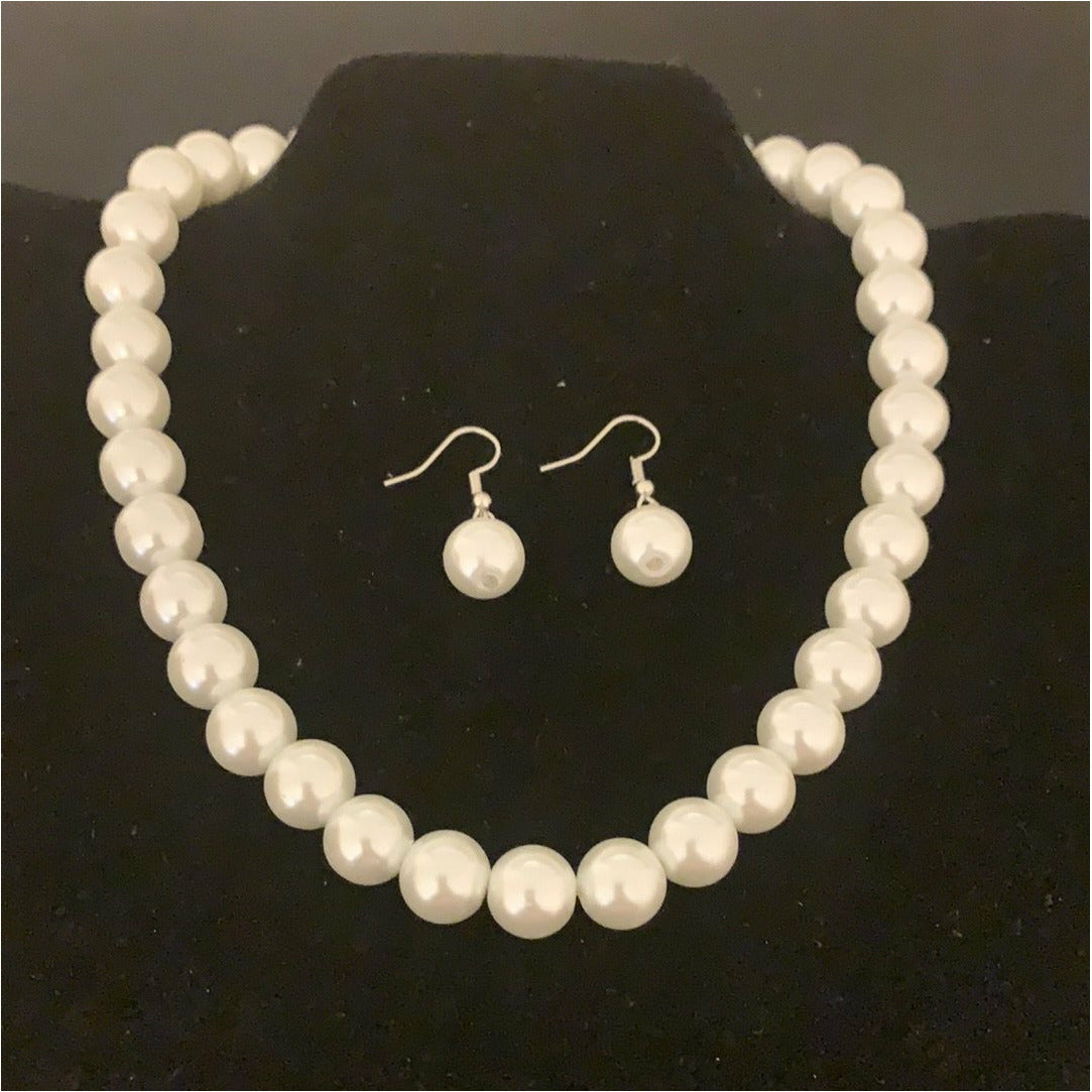 Classic Pearl Necklace